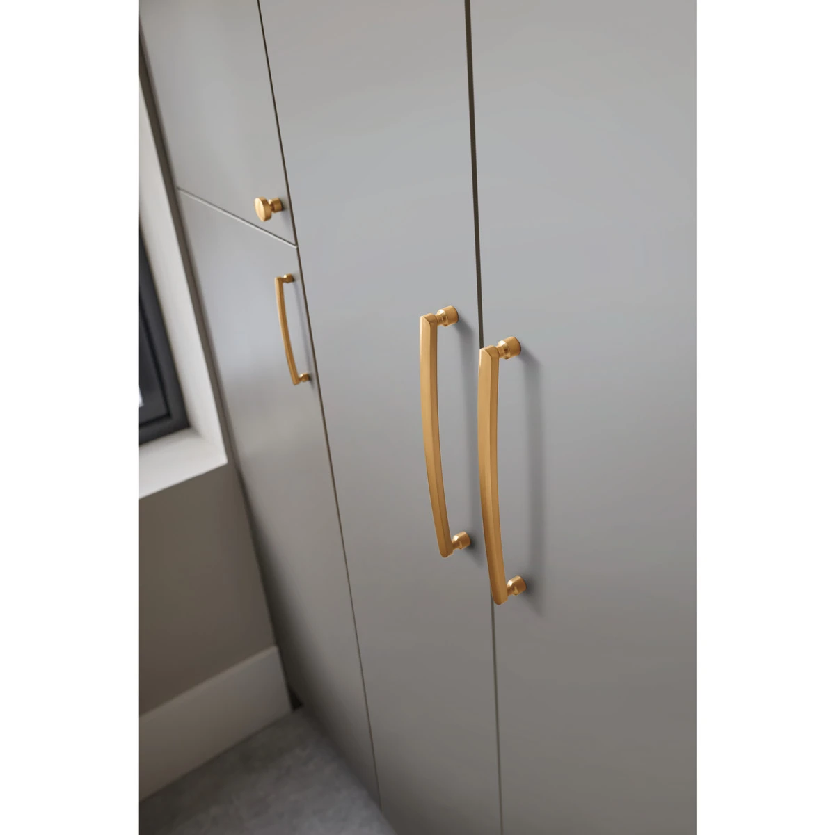 Atlas Homewares Lennox 7-9/16" (192mm) Center-to-Center Pull (Warm Brass) 5 Atlas Homewares Lennox 7-9/16" (192mm) Center-to-Center Pull (Warm Brass) - Image 5